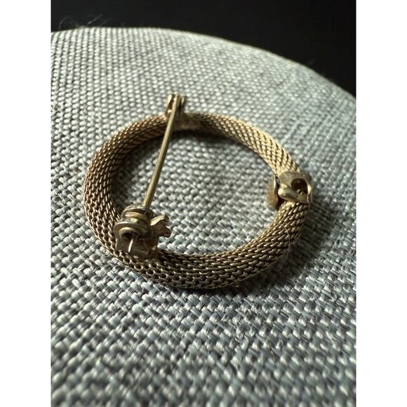 Vintage Gold Tone Mesh Circle Brooch Pin Career Cocktail Retro Scarf Lapel - Picture 5 of 5